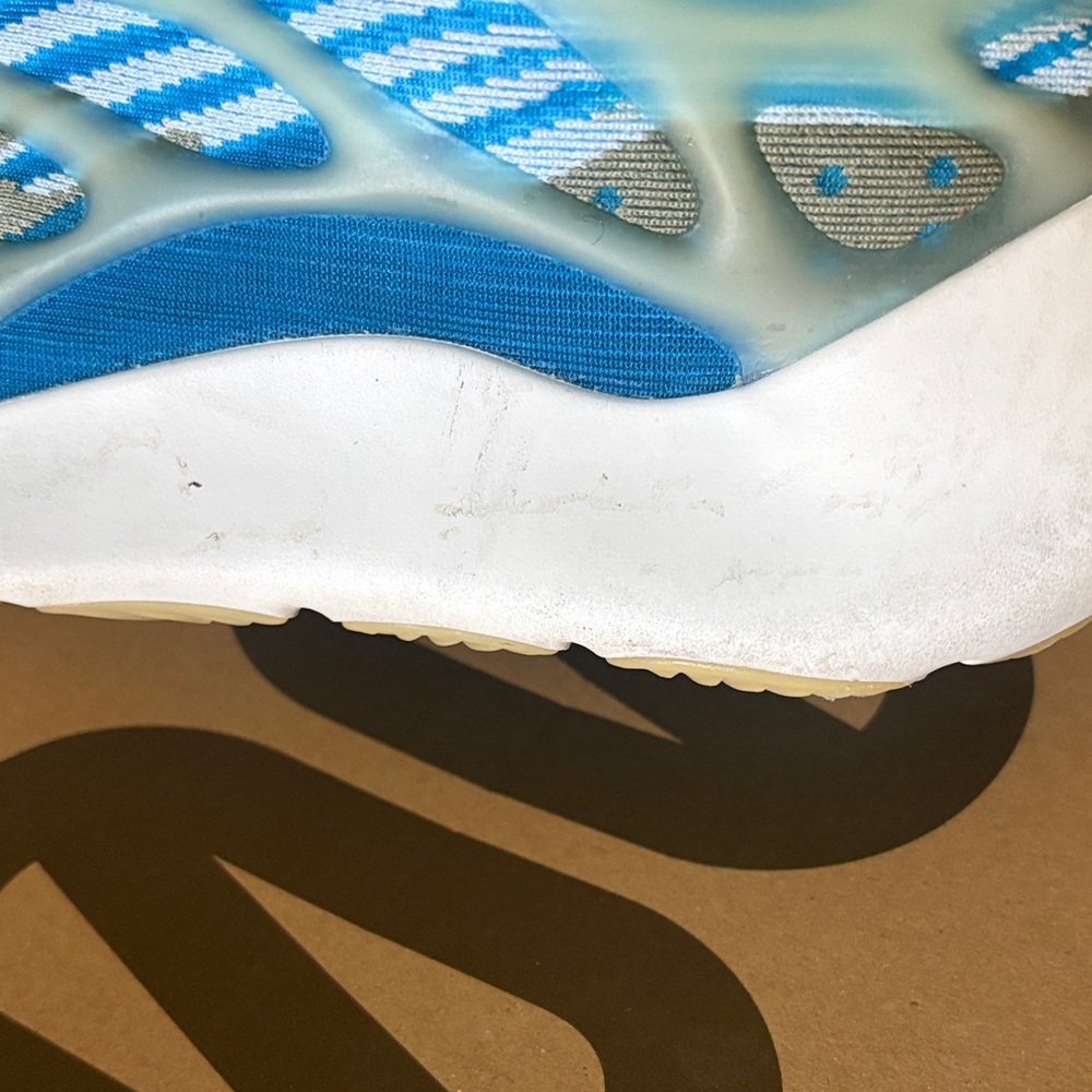 Yeezy 700 - Picture 7 of 10